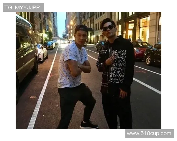 周杰伦与足球明星同框合影 展现体育与音乐的完美碰撞 周杰伦与足球明星同框合影 展现体育与音乐的完美碰撞